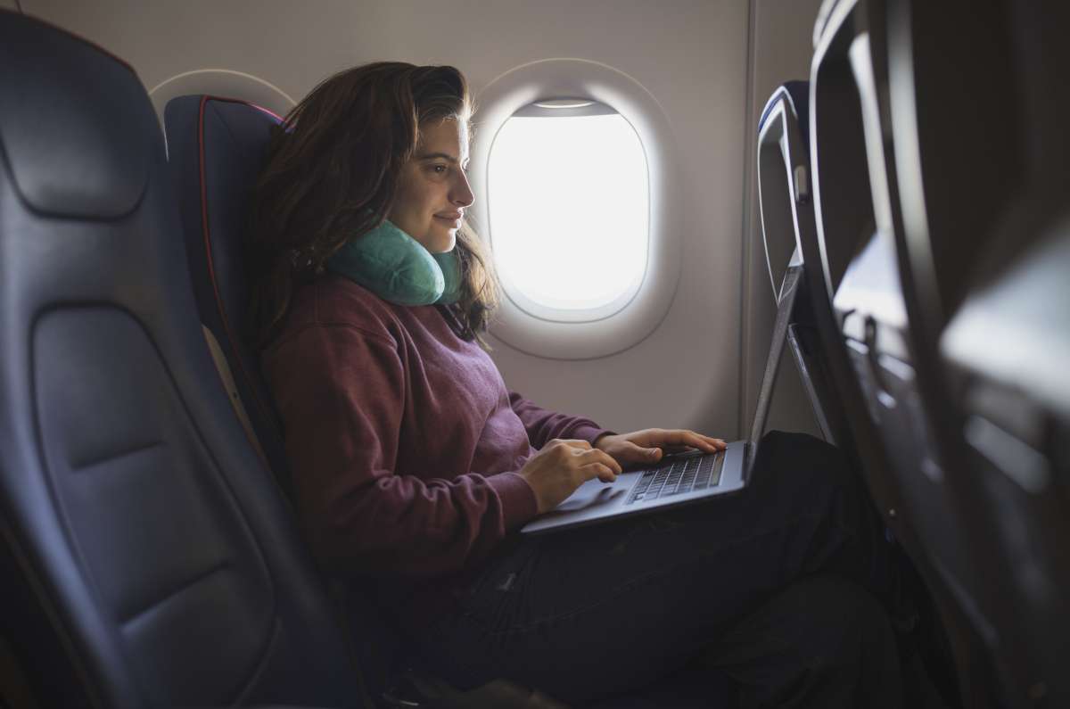 笔记本电脑飞机上能托运吗？-图1