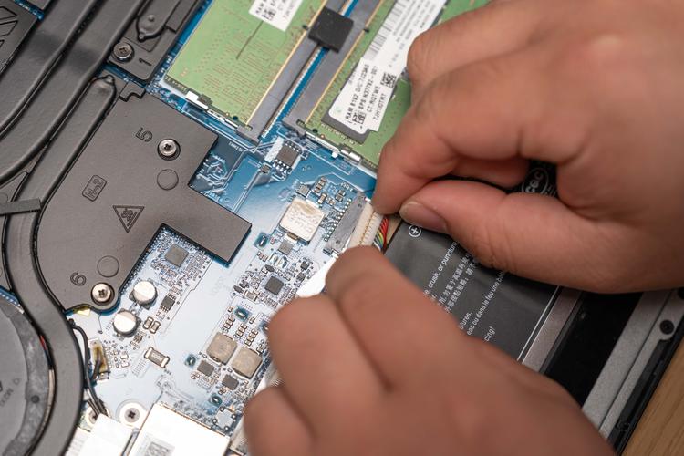 笔记本内存条安装步骤是怎样的?-图3 笔记本内存条安装步骤是怎样的?-图3