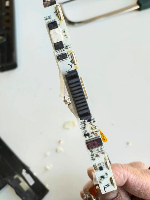 华硕笔记本电池如何安全拆卸?-图3 华硕笔记本电池如何安全拆卸?-图3