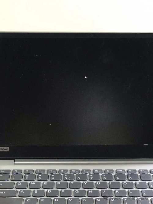 台式显示器灯亮黑屏，咋回事？-图1