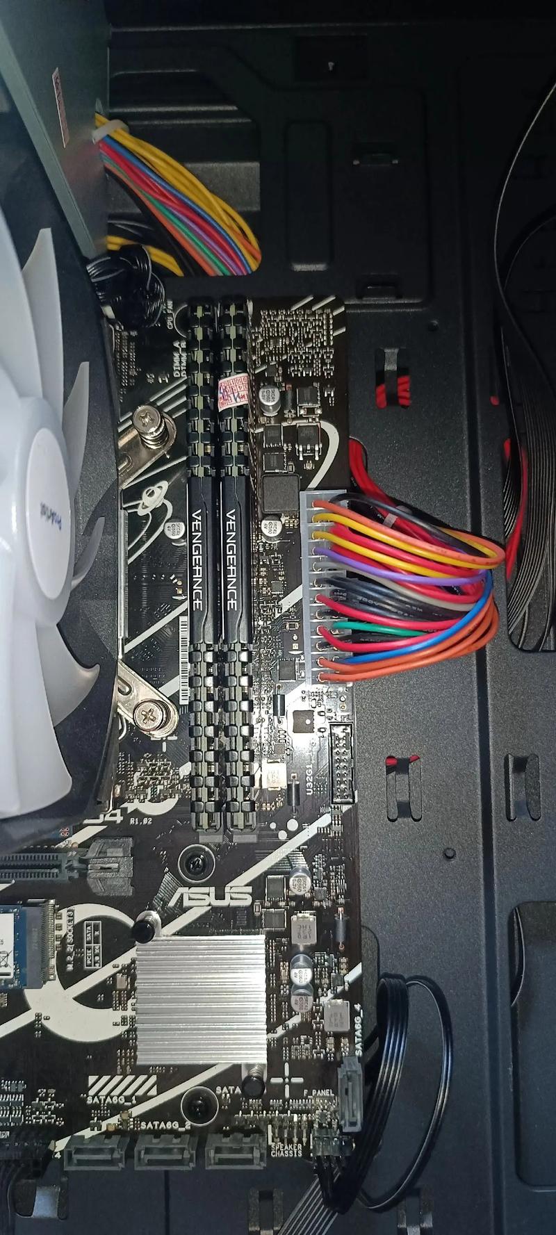 台式电脑显卡藏在主机哪个位置？-图1